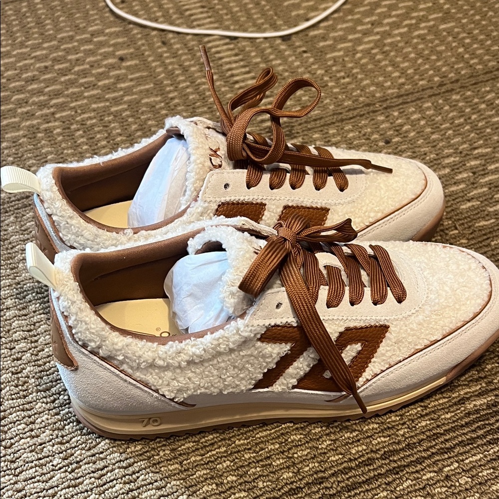 🆕 New Women’s Back 70 Shearling Sneakers — Size 39 (US Women ~8–8.5)